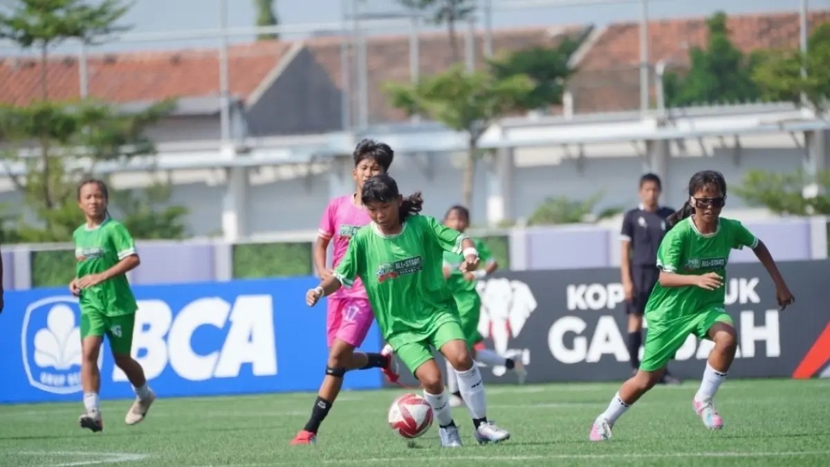 All-Stars Surabaya players in green during the third-place match at Supersoccer Arena Kudus