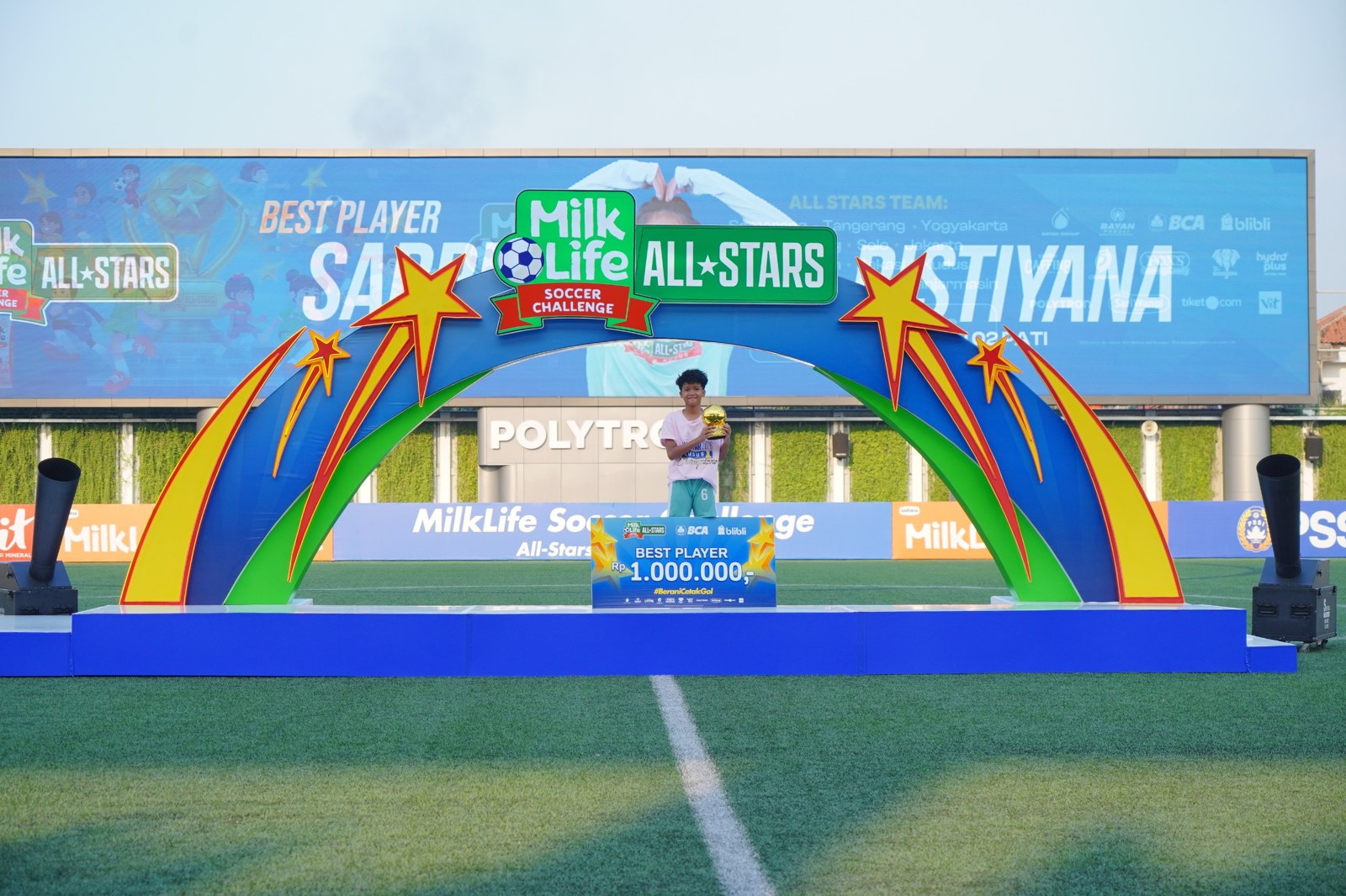 Sabrina Dwi Ristiyana of All-Stars Kudus holding her best player award
