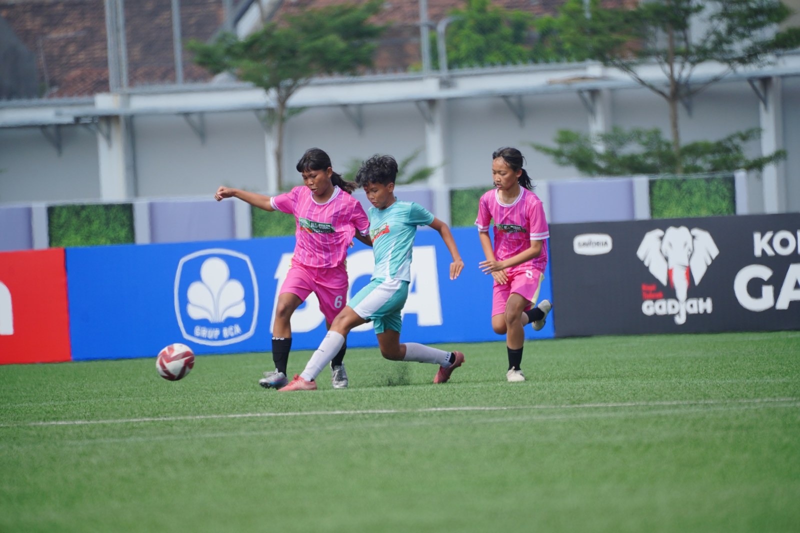 Sabrina Dwi Ristiyana controlling the midfield in the semi-final against Surabaya
