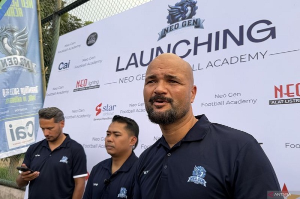 Sergio Van Dijk speaking to reporters in front of the Neo Gen Football Academy launching backdrop in Bandung