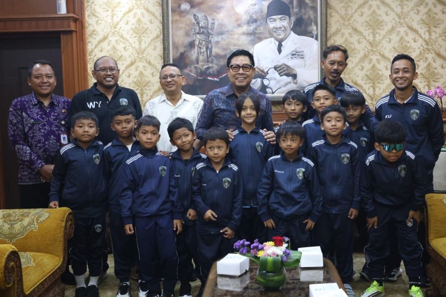 Denpasar Deputy Mayor I Kadek Agus Arya Wibawa with Denpasar City FC players and officials before SingaCup 2026