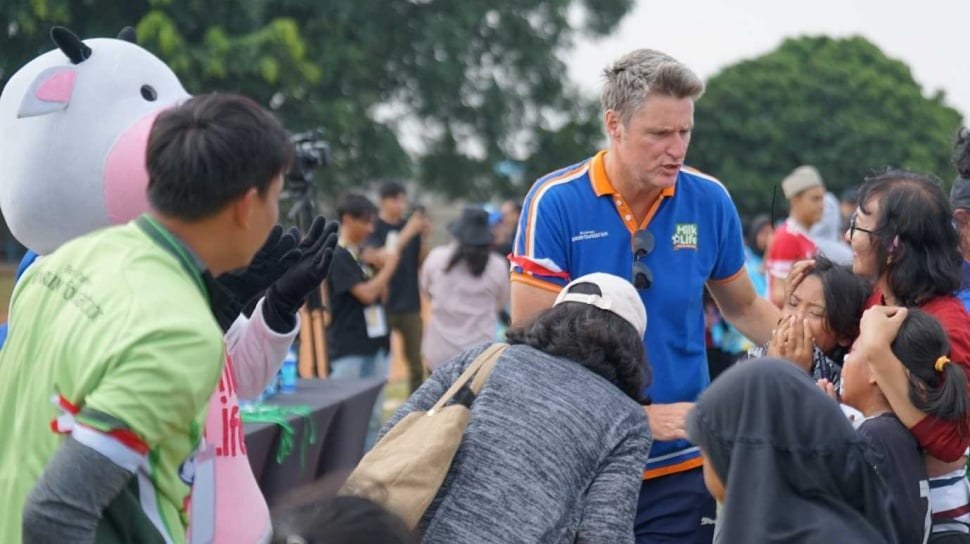 Timo Scheunemann talking with fans and photographers at the MilkLife Soccer Challenge in Semarang